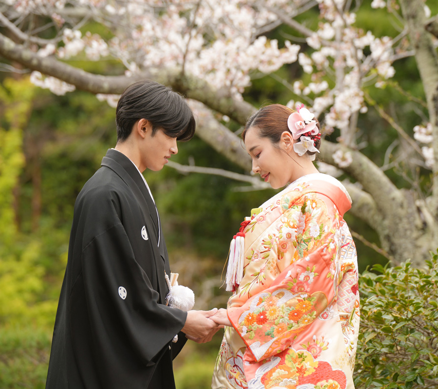葉山しおさい公園でロケーション撮影中の新郎新婦