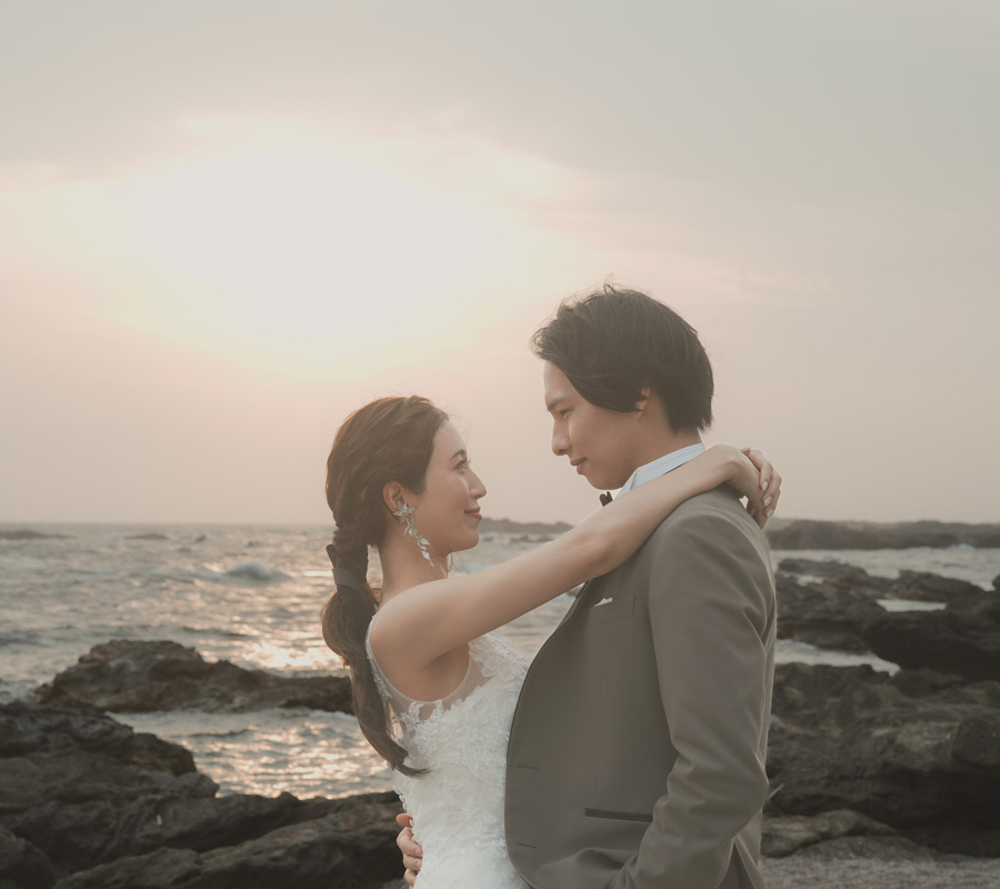  城ヶ島でロケーション撮影中の新郎新婦
