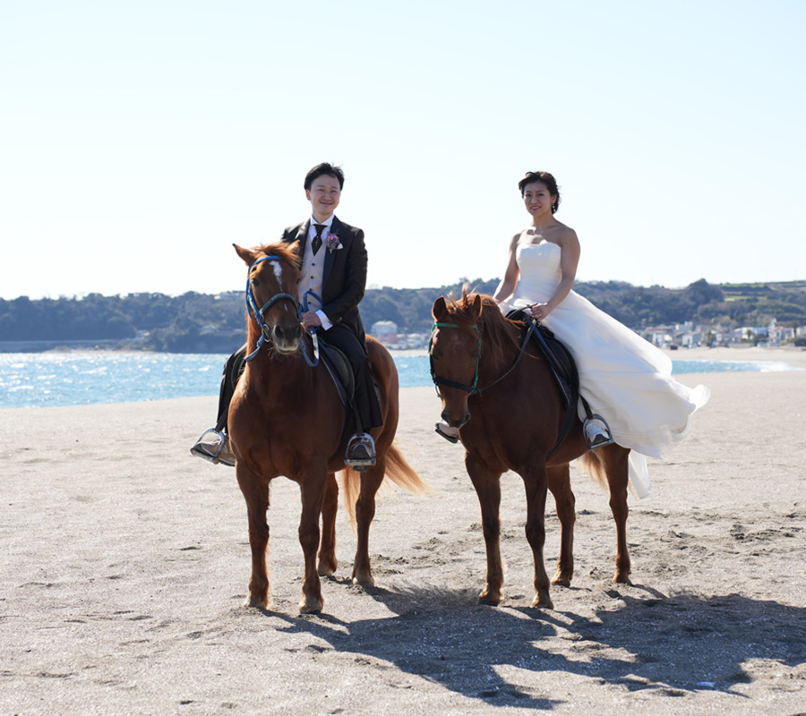 三浦海岸でロケーション撮影中の新郎新婦