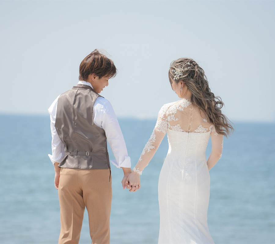 森戸海岸でロケーション撮影中の新郎新婦