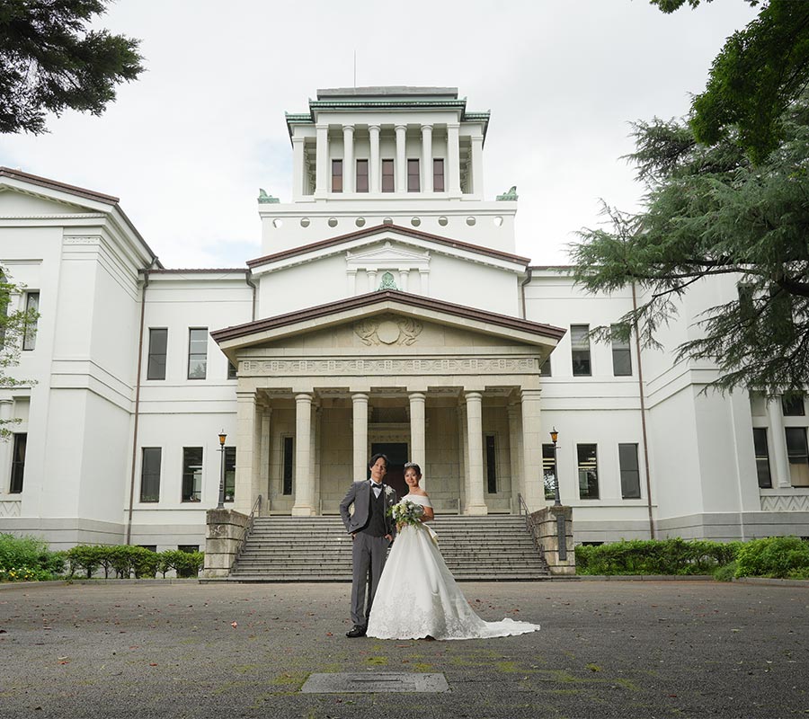 大倉山記念館でロケーション撮影中の新郎新婦