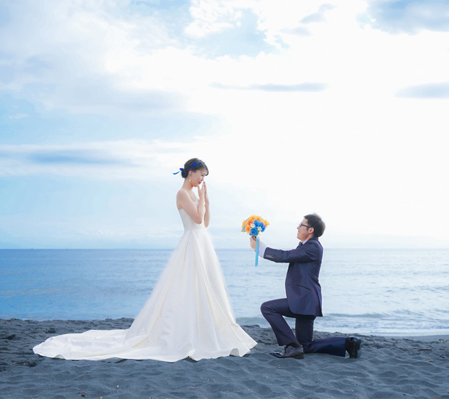七里ガ浜でロケーション撮影中の新郎新婦