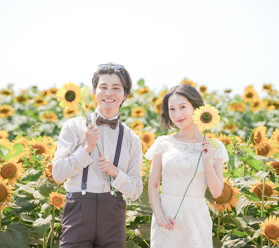 ソレイユの丘でロケーション撮影中の新郎新婦