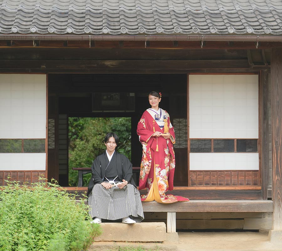 横溝屋敷でロケーション撮影中の新郎新婦