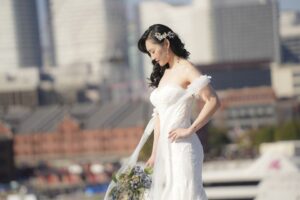 スレンダーラインのウェディングドレスが似合う花嫁 Iラインがナチュラルでおしゃれなドレス特集