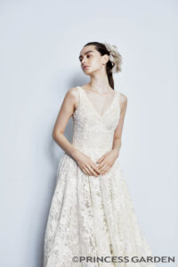 シンプルなウェディングドレスでおしゃれな花嫁コーデに モダン&ミニマルデザインのドレス選び